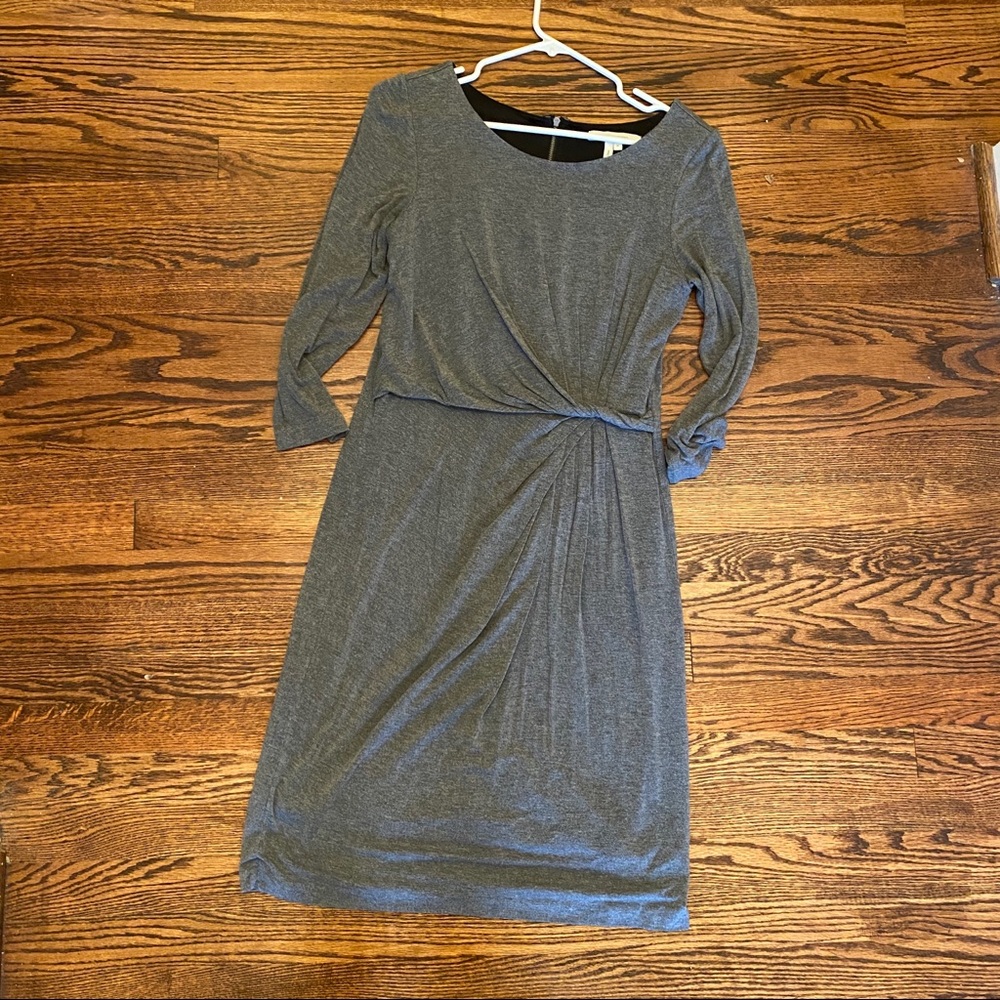 Grey jersey dress with long sleeves and back zip